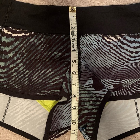Lululemon SEAWHEEZE 3 pairs speed shorts size 6 - Picture 11 of 13
